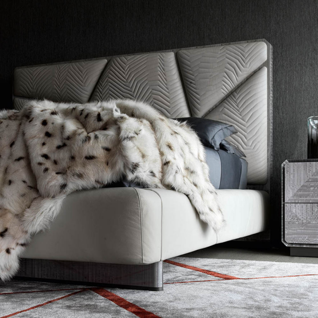 Avon – Moderne dobbeltseng med geometrisk tekstilhodegjerde