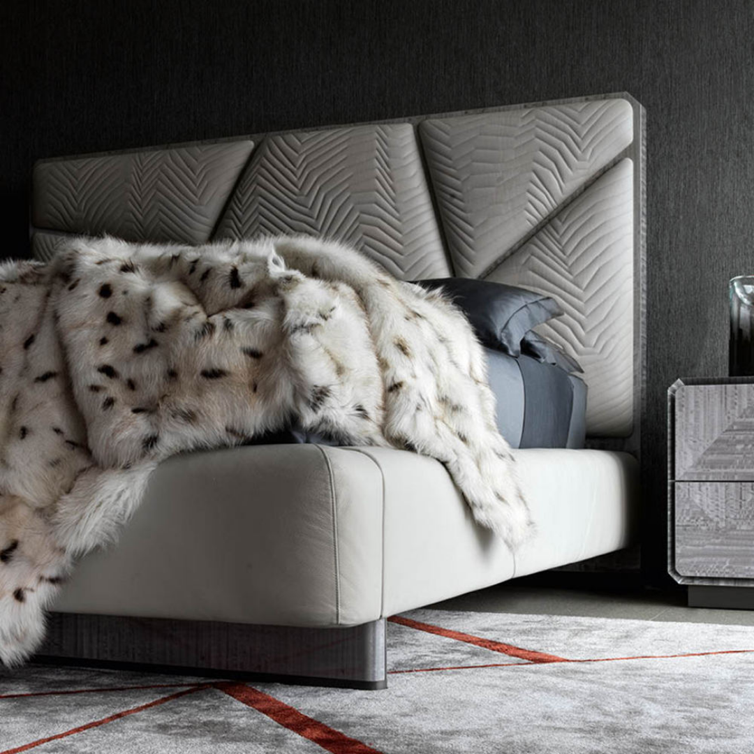 Avon – Moderne dobbeltseng med geometrisk tekstilhodegjerde