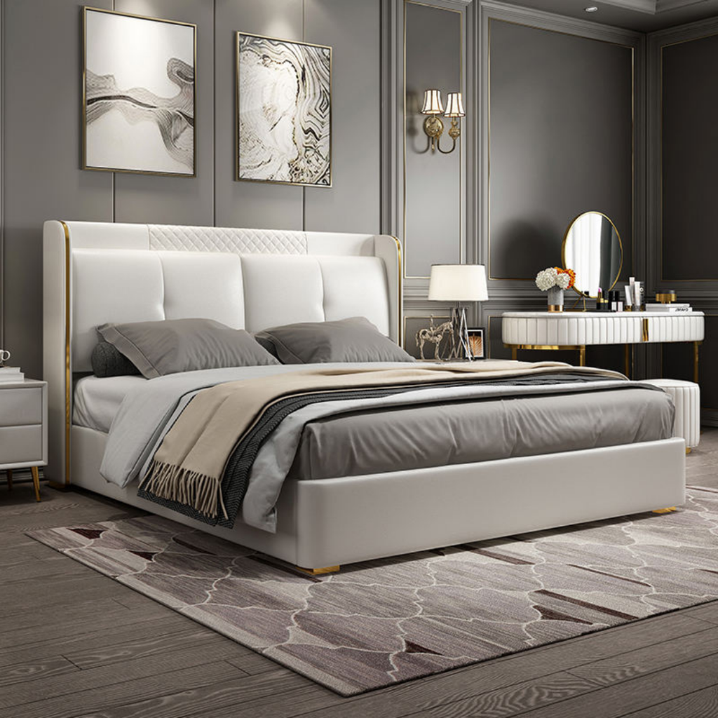 Elara – Luksuriøs dobbeltseng i hvitt skinn med gulldetaljer
