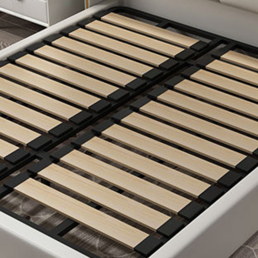 Elara – Luksuriøs dobbeltseng i hvitt skinn med gulldetaljer