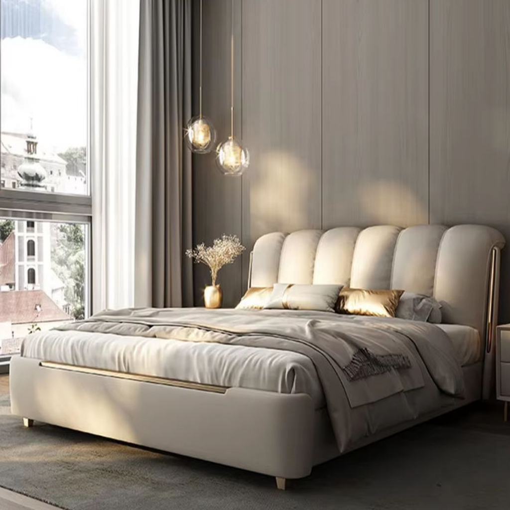 Lyra – Moderne polstret seng i beige fløyel med buet hodegavl