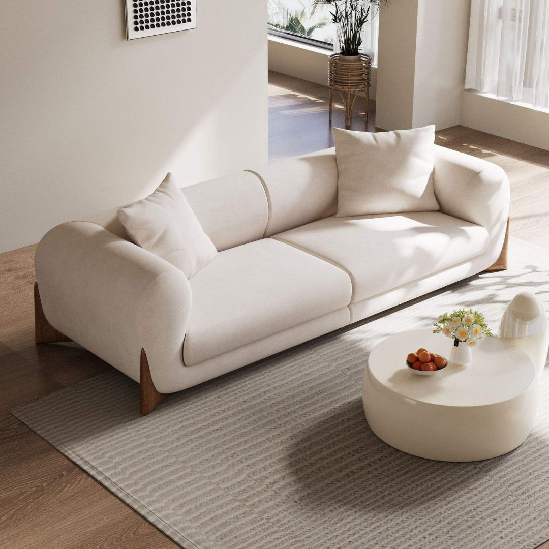 Sienna – Elegant 3-seter sofa i kremhvitt tekstil med tredetaljer
