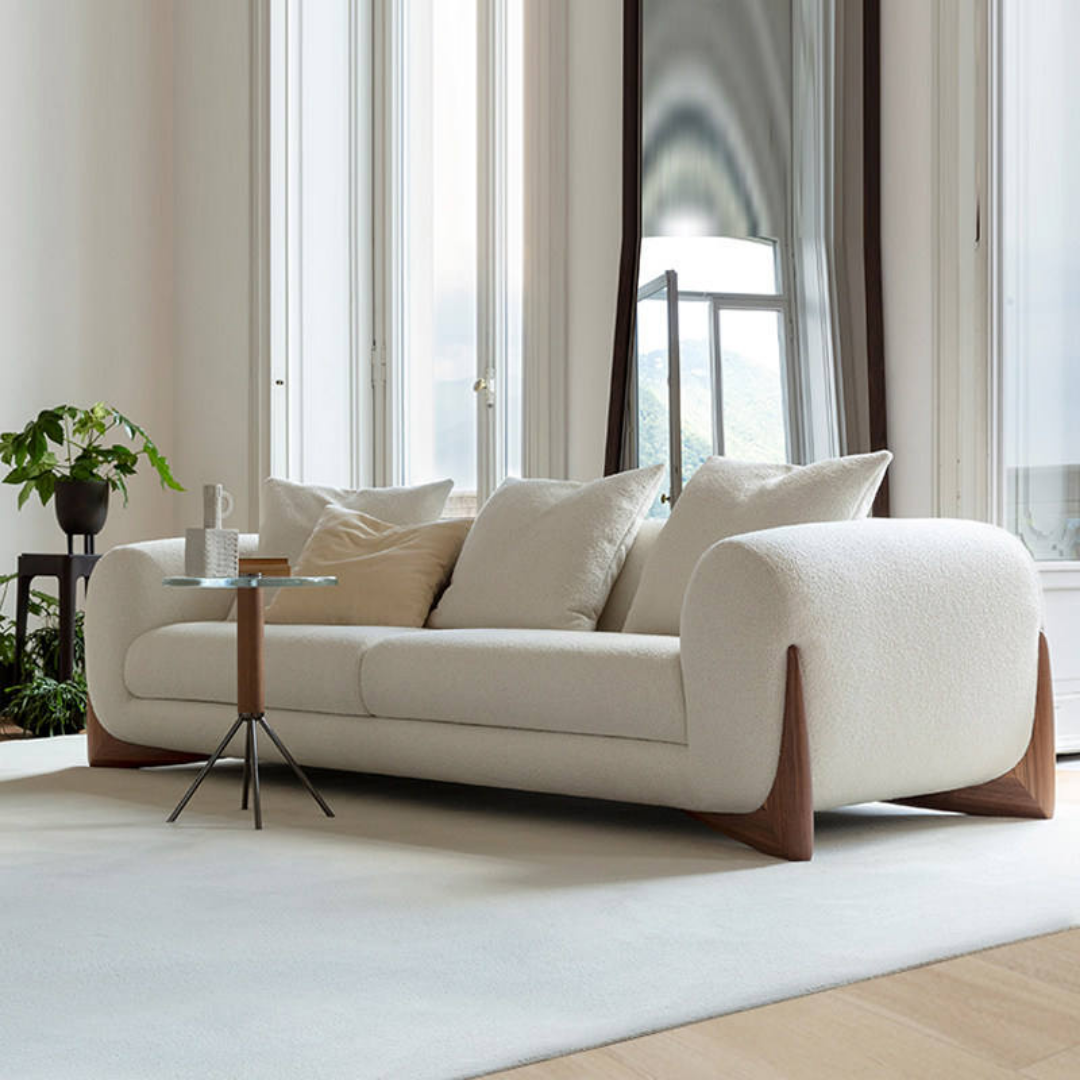 Sienna – Elegant 3-seter sofa i kremhvitt tekstil med tredetaljer