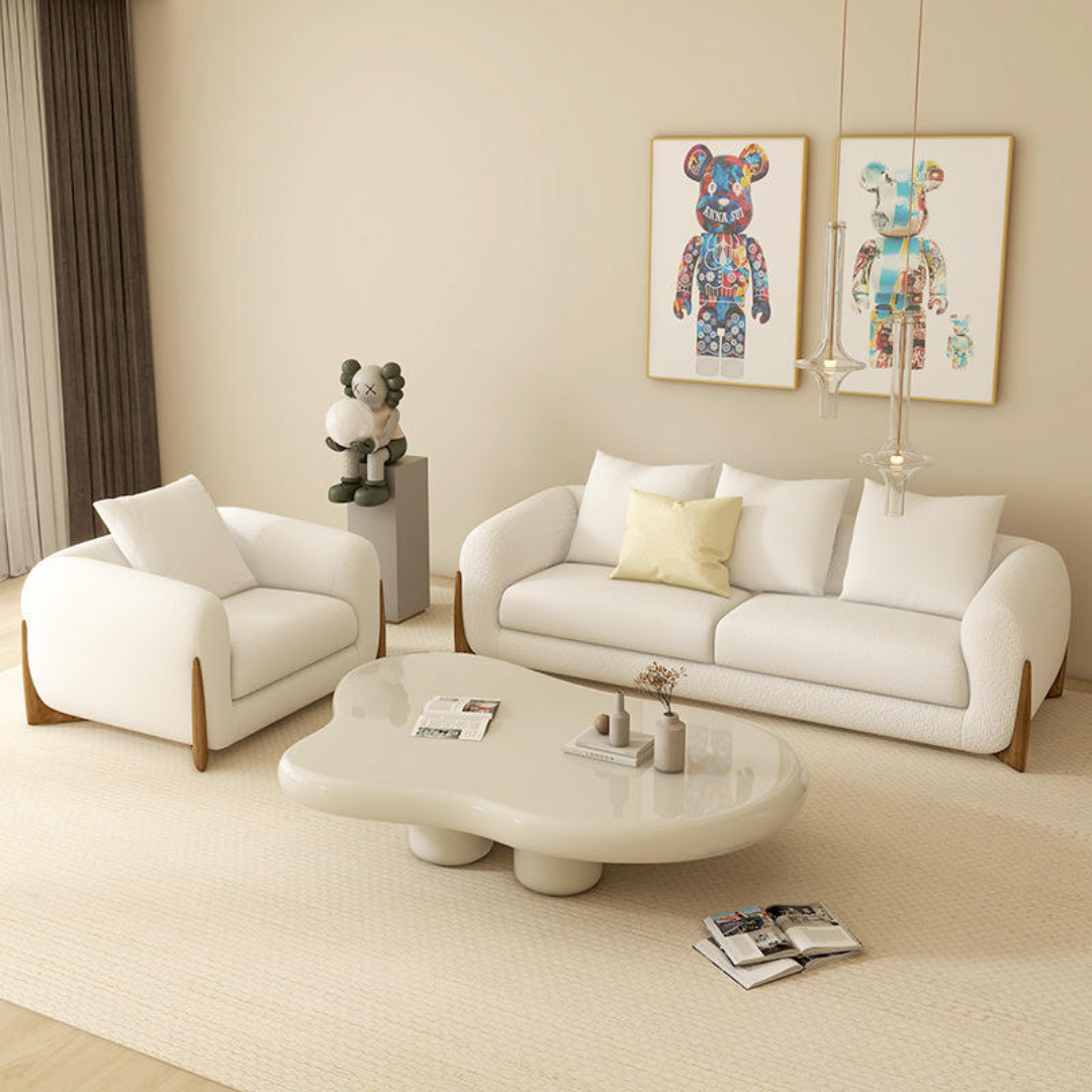 Sienna – Elegant 3-seter sofa i kremhvitt tekstil med tredetaljer