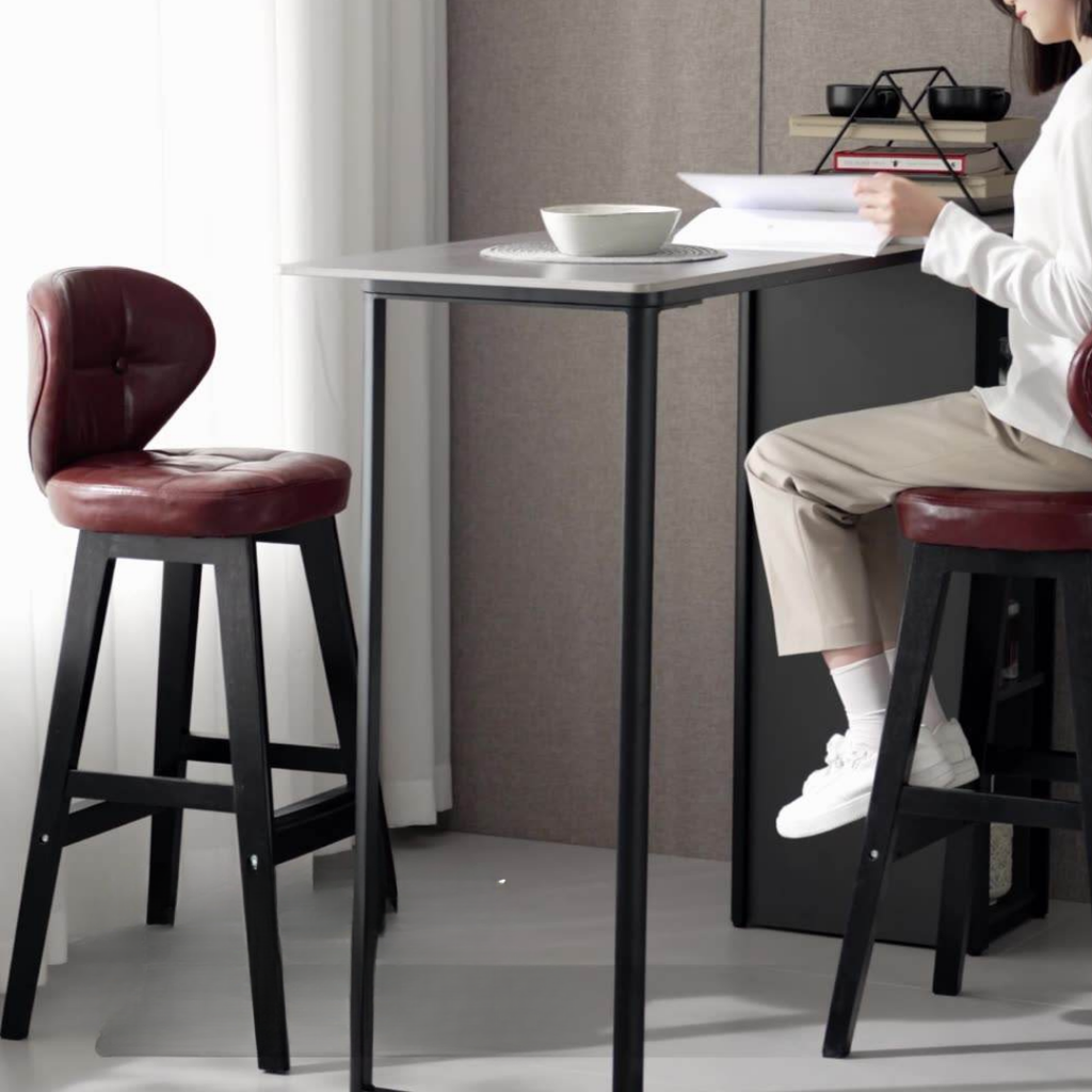 Astorian – Moderne Barstol i Valnøtt og Tekstil